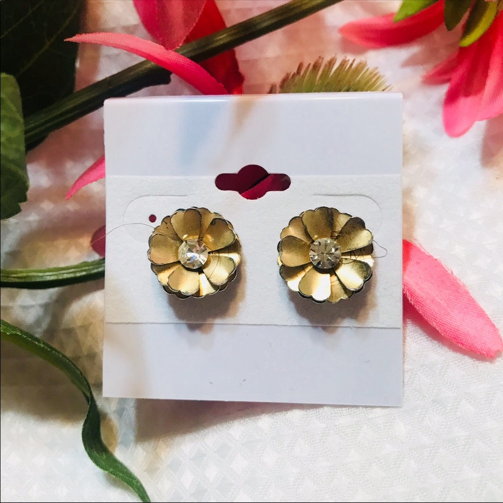 ✔️NWOT Fashion Flower Stud Earrings